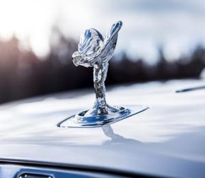 Logo Rolls-Royce Là Gì? Ý Nghĩa Biểu Tượng Và Giá Trị Thương Hiệu Đẳng Cấp Thế Giới