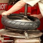 Lốp xe máy bao nhiêu km phải thay để đảm bảo an toàn và không hao xăng