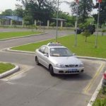 Qua Vệt Bánh Xe Và Đường Hẹp Vuông Góc Là Gì? Cách Hiểu Và Xử Lý Đúng Khi Tham Gia Giao Thông