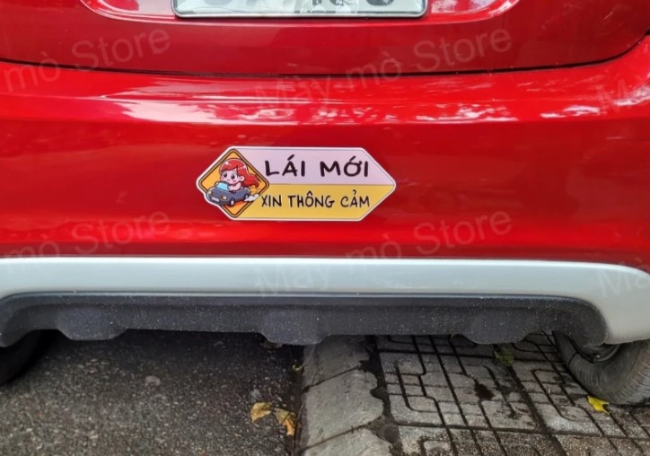 Tem Dán Xe Ô Tô Nữ Lái Mới Xin Thông Cảm Chống Nước Không Bay Màu