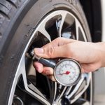 Vì sao cần thường xuyên theo dõi áp suất và bơm đủ áp suất cho lốp xe