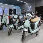 Xe máy điện VinFast sạc qua đêm có bị sao không