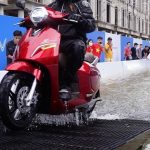 Xe máy điện đi mưa có hư không cần biết để tránh rủi ro